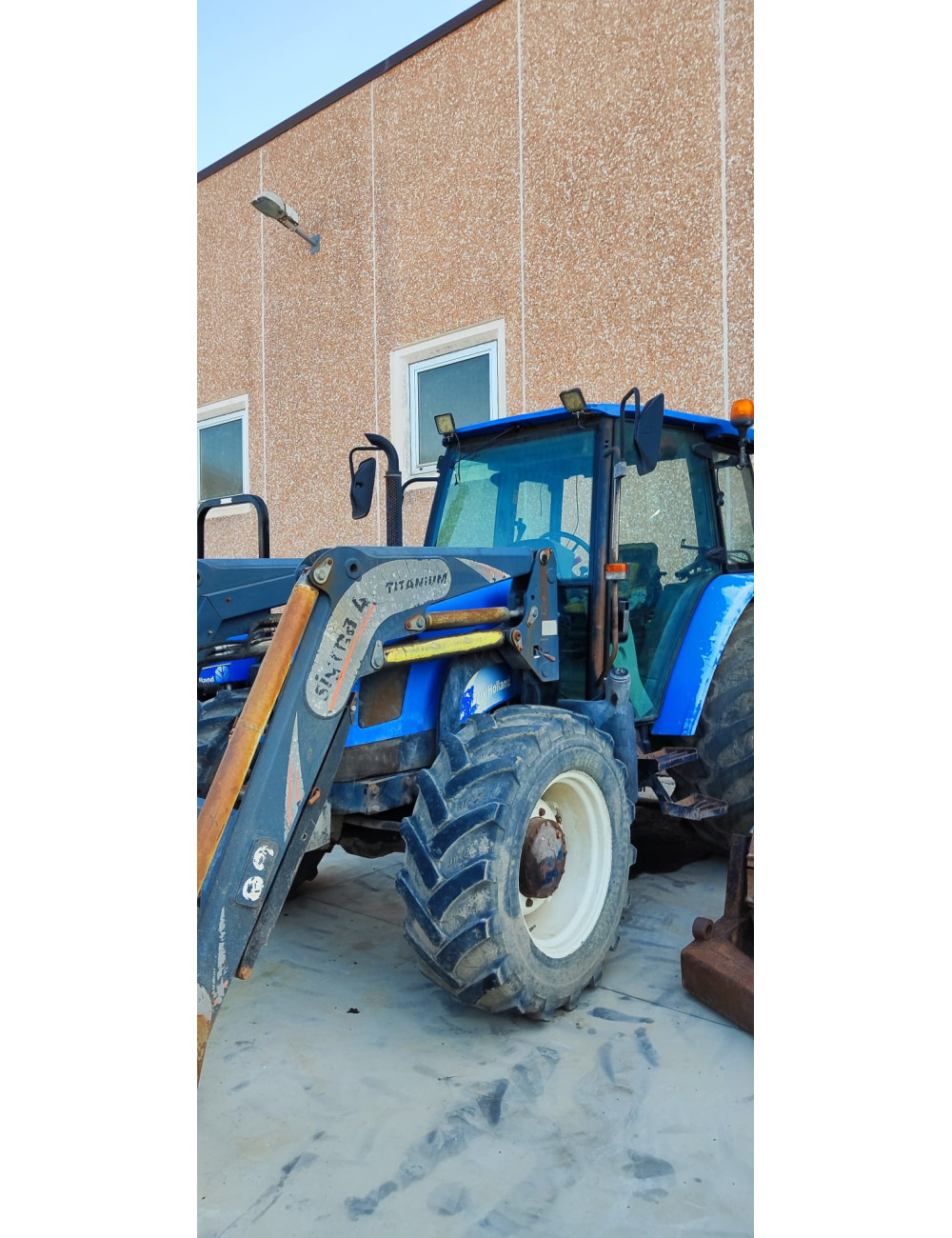 trattore usato New Holland con caricatore sigma 4 Titanium